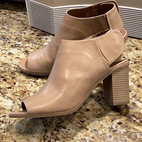 Candie’s open toe sandals. - Picture 4 of 8